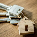 Seguridad: ¿cómo garantizar el cobro del alquiler? 10 como garantizar el cobro del alquiler fianza aval bancario seguro de alquiler llaves con un llavero en forma de casa tenenieves zaragoza_