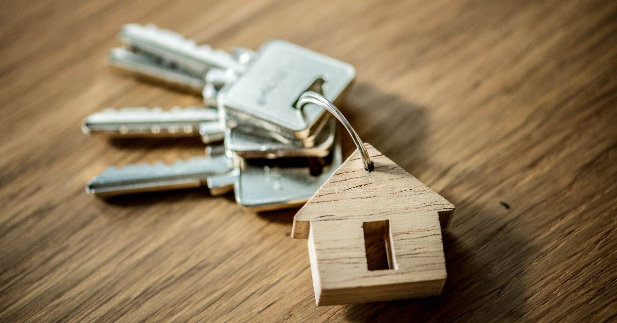 Seguridad: ¿cómo garantizar el cobro del alquiler? 5 como garantizar el cobro del alquiler fianza aval bancario seguro de alquiler llaves con un llavero en forma de casa tenenieves zaragoza_