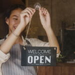 4 claves sobre cómo calcular el valor de alquiler de un local 12 como calcular el valor de alquiler de un local tenenieves chica abriendo su local zaragoza_