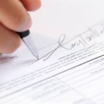 Compra: ¿Qué cuesta escriturar una vivienda? 8 que cuesta escriturar una vivienda firma contrato compra vivienda tenenieves zaragoza