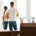 Definitivo: ¿cómo funciona el alquiler con opción a compra? 7 como funciona el alquiler con opcion a compra tenenieves zaragoza alquiler venta pareja mirando por la ventana cajas de mudanza