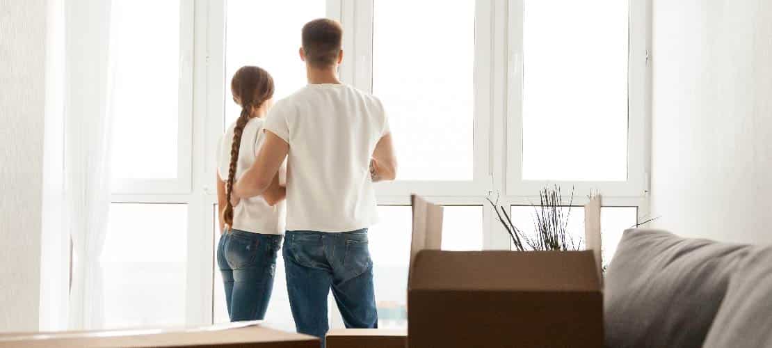 Definitivo: ¿cómo funciona el alquiler con opción a compra? 9 como funciona el alquiler con opcion a compra tenenieves zaragoza alquiler venta pareja mirando por la ventana